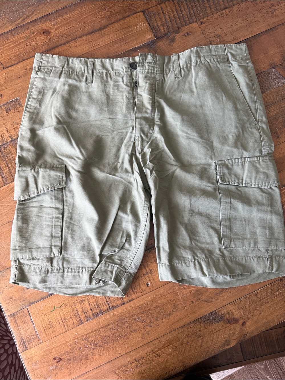 H&M Olive Cargo Shorts - Light Olive Green